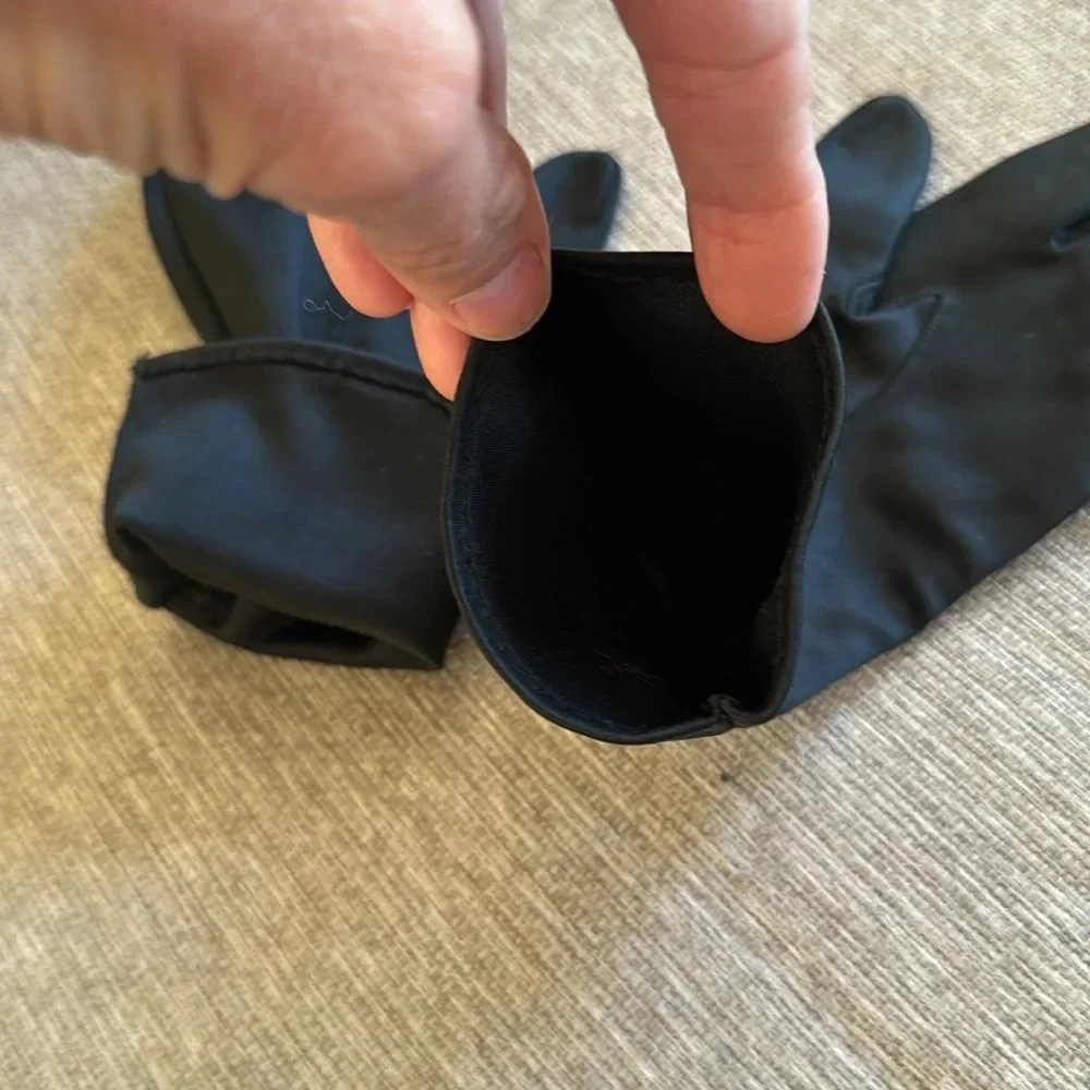 Beautiful pair of vintage black unlined gloves fit like a size medium / large